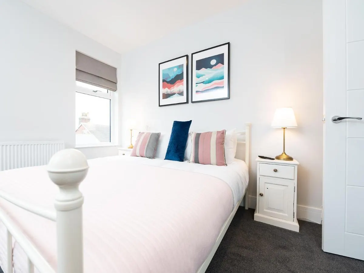 Holiday home Scarborough Stays - Trafalgar Lodge - 4 Bedroomed House - Free Parking