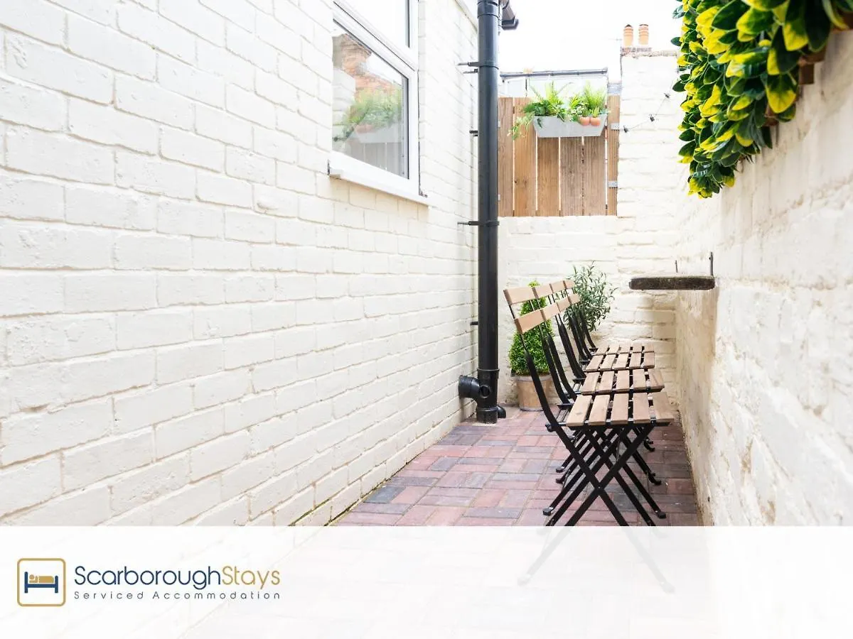 Holiday home Scarborough Stays - Trafalgar Lodge - 4 Bedroomed House - Free Parking