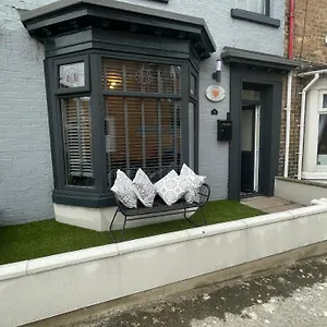House Located Centrally For Up To 8 Guests Apartment